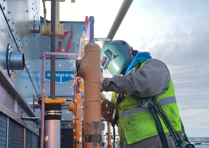 Photo d'un soudeur sur une installation utilisant de l'ammoniac